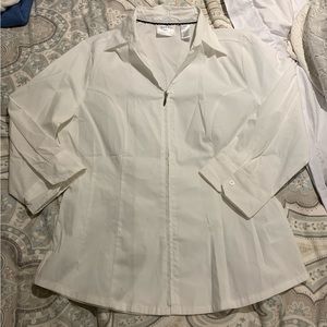 Cute fitted white zip up shirt with 3/4 sleeves by Lee